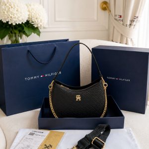 Tommy Hilfiger 3012 Bag In Black With Gold Chain