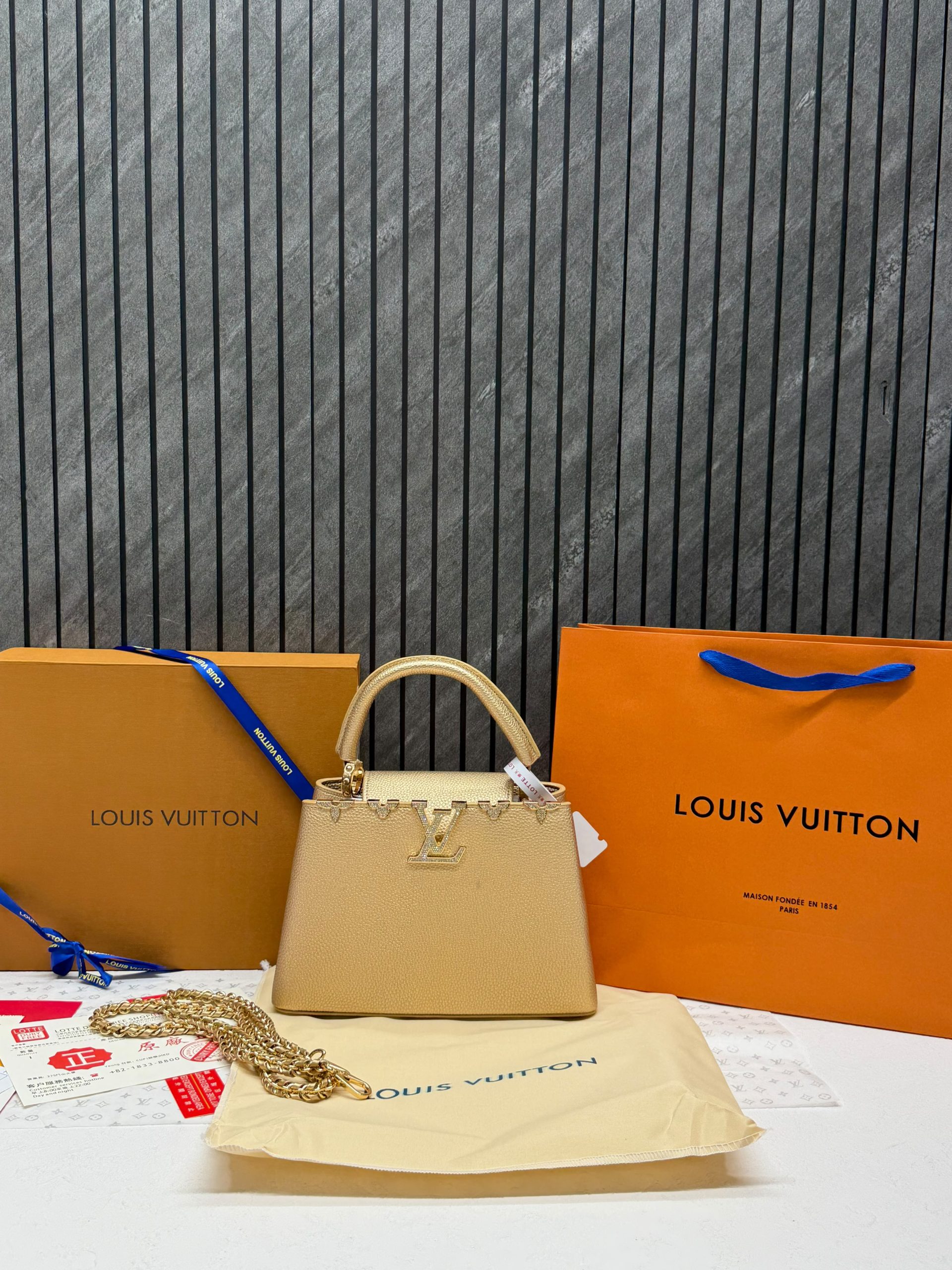 Louis Vuitton Capucines Medium Handbag In Golden First Copy