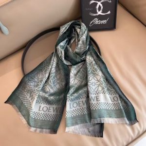 First Copy Loewe Semi-Woollen Stole😍 Drape Yourself In The Captivating Loewe Long Stole, Irisy. Adorned With An All-Over Loewe Initial And A Contrasting Logo, This Woollen-Made Green Scarf Adds A Burst Of Color. Complete With The Branded Logo, It Effortlessly Elevates Casual Looks.