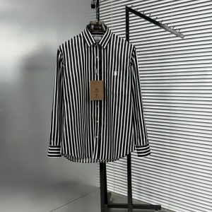 First Copy Ⓡ🅢 Burberry Original Cotton Shirts Original Collection Shirts Combines Style And Comfort, Making It Perfect For Leisurely, Relaxing Days. Made From Very Cotton, It Features Long Sleeves, Brand Logo And A Classic Collar.