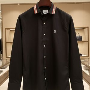 First Copy Ⓡ🅢 Burberry Original Cotton Shirts Original Collection Shirts Combines Style And Comfort, Making It Perfect For Leisurely, Relaxing Days. Made From Very Cotton, It Features Long Sleeves, Brand Logo And A Classic Collar.