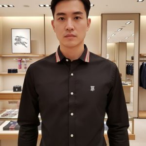 First Copy Ⓡ🅢 Burberry Original Cotton Shirts Original Collection Shirts Combines Style And Comfort, Making It Perfect For Leisurely, Relaxing Days. Made From Very Cotton, It Features Long Sleeves, Brand Logo And A Classic Collar.
