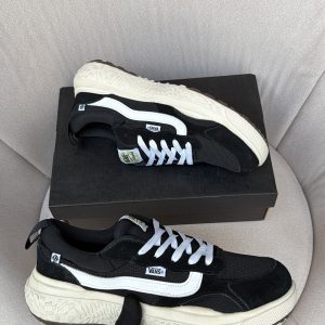 First Copy Nike Initiator Retro Metallic Running Shoes - Image 1