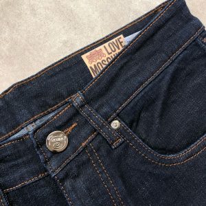 First Copy Moschino Milano Logo Rear Patch Narrow Fit Stretch Jeans view 1